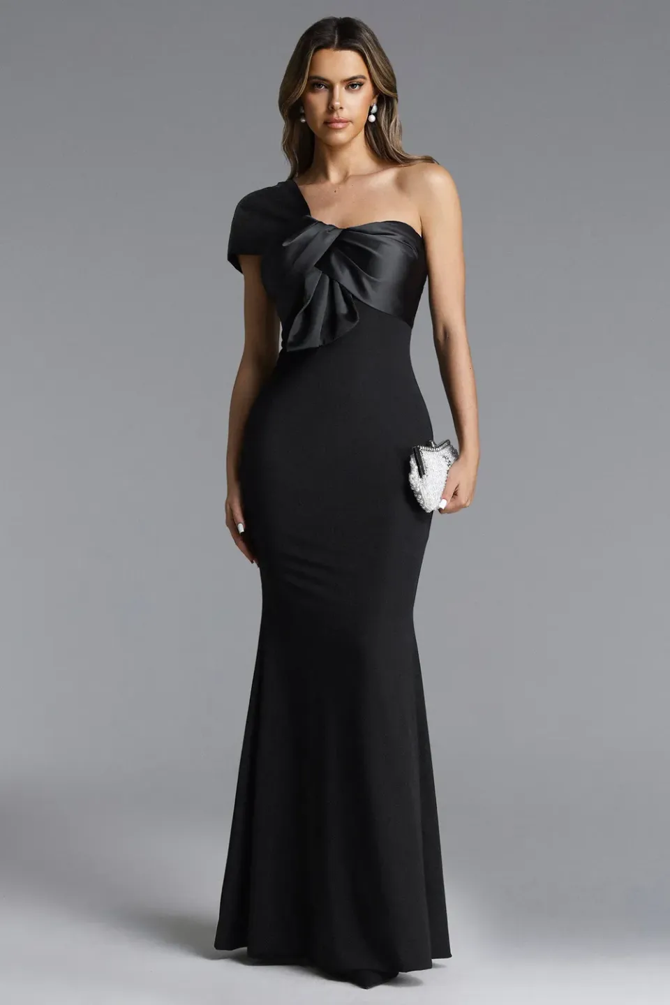 Bella Barnett Milline abito maxi nero monospalla raso
