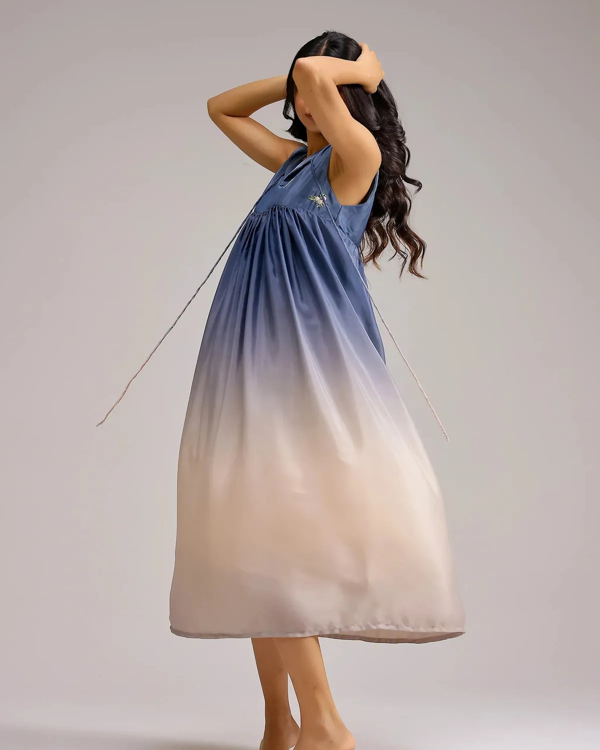 Our Dve Saanjh Blush Melt abito blu-beige crepe ricamato