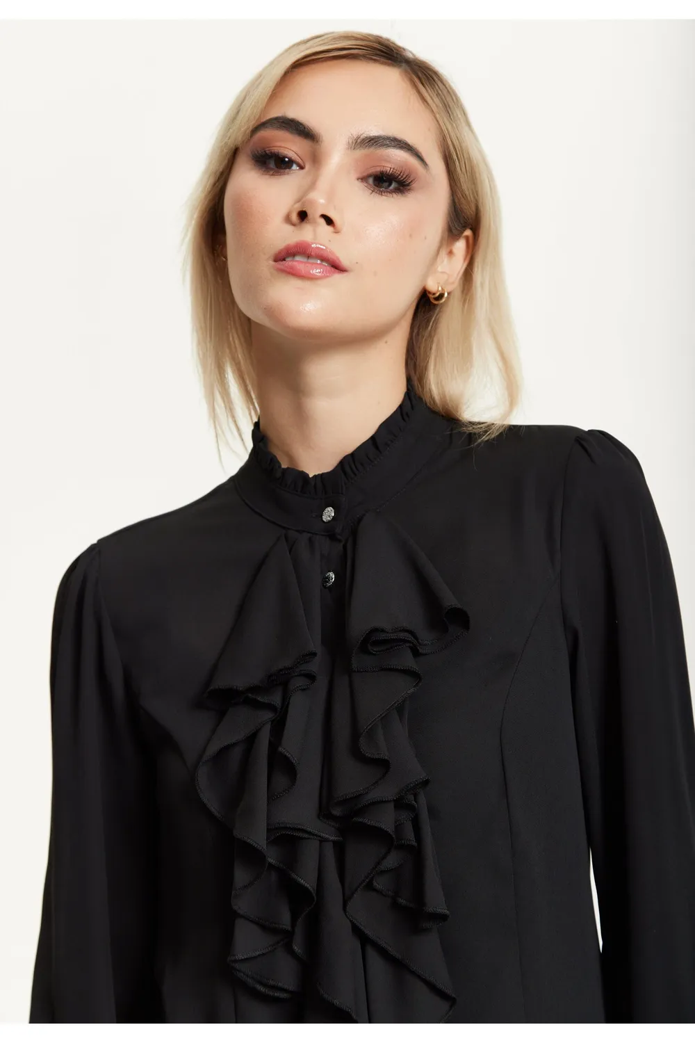 Liquorish Black Ruffle Front camicia nera volant collo alto