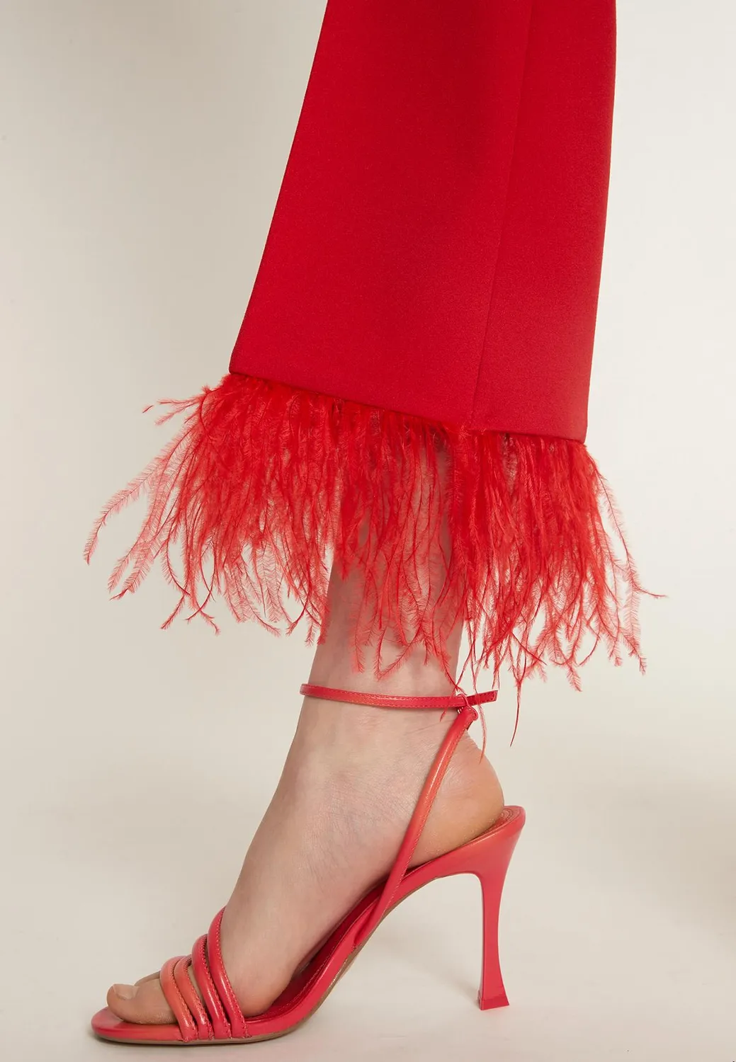Ana Alcazar Okina pantaloni cropped rossi con piume