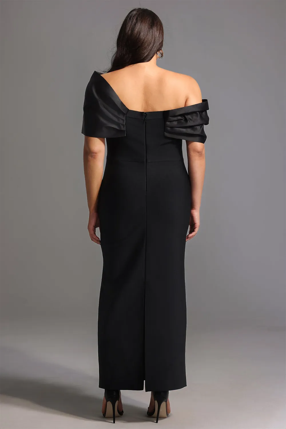 Bella Barnett Palez abito maxi nero monospalla