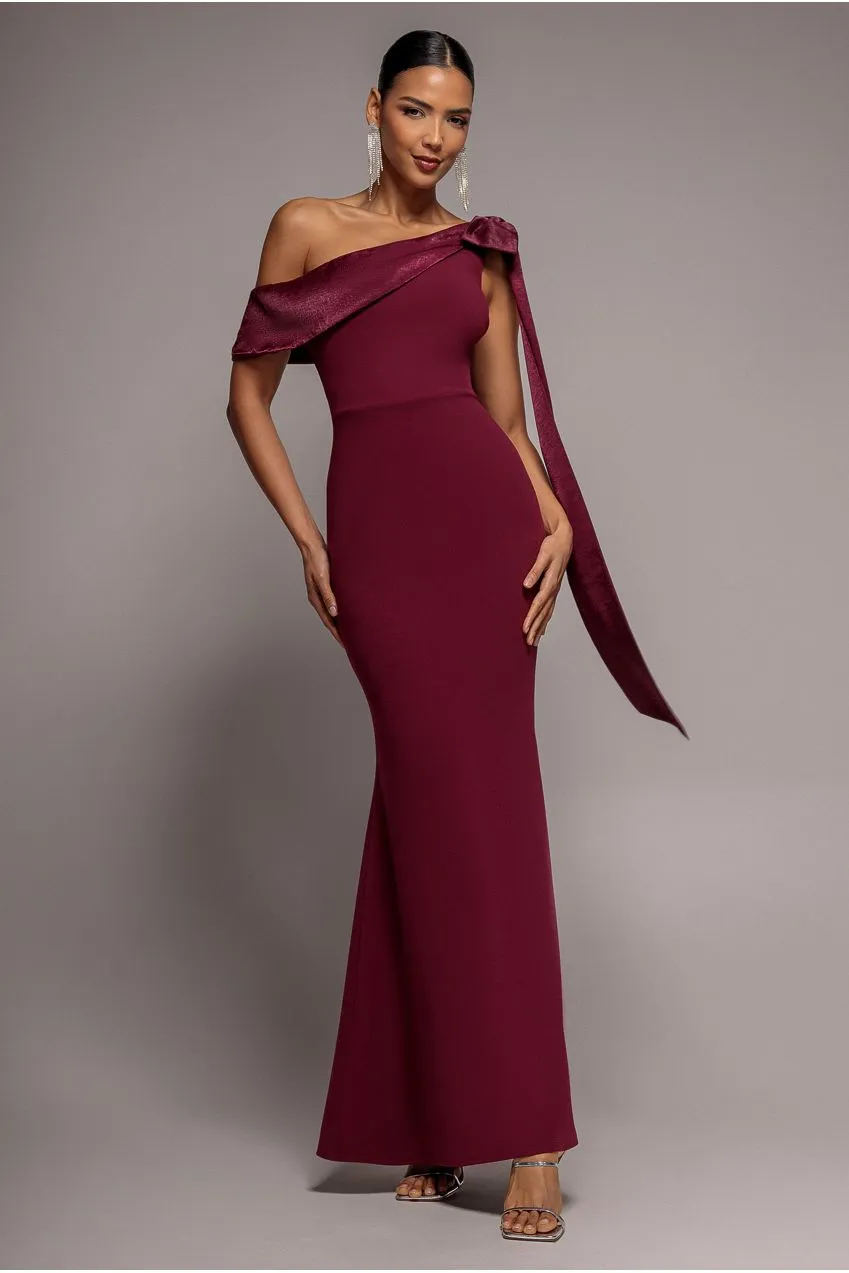Goddiva Bow Cape abito maxi bordeaux monospalla raso