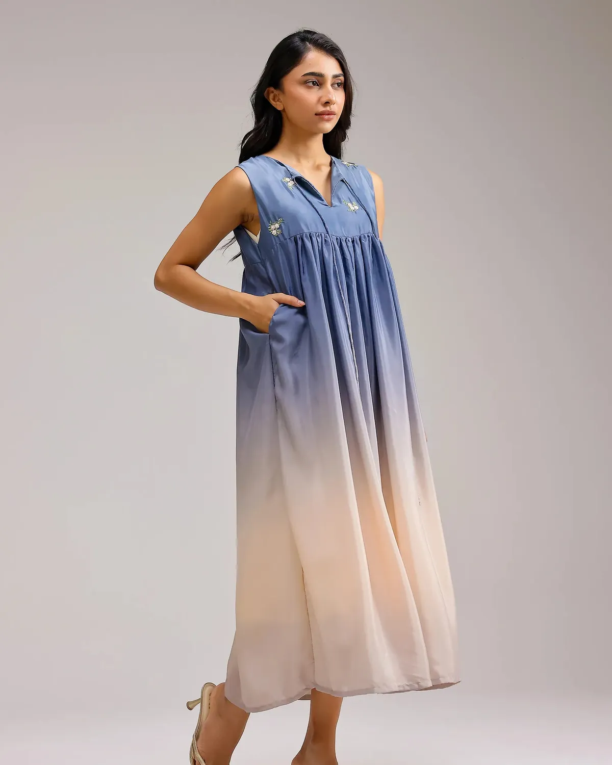 Our Dve Saanjh Blush Melt abito blu-beige crepe ricamato