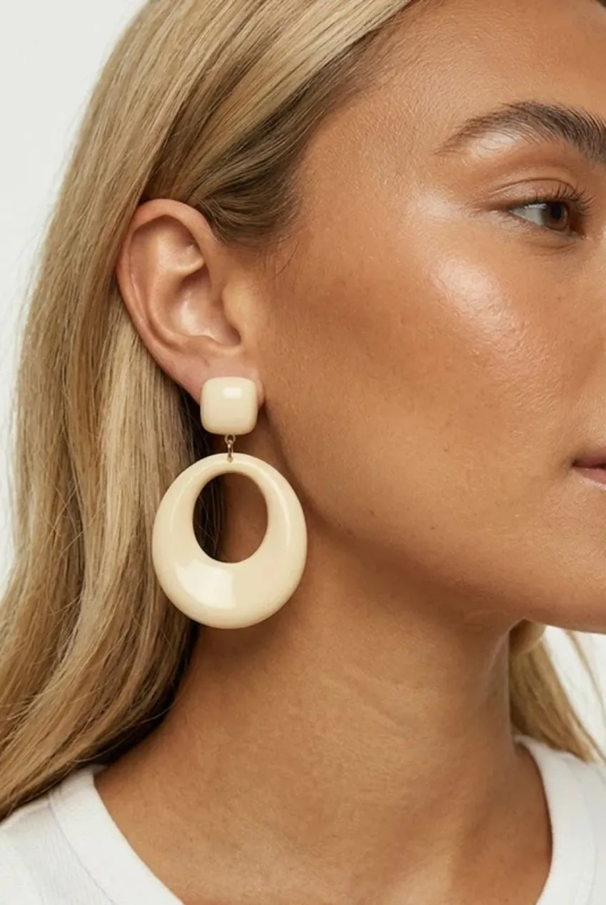 MUCHV Double Hoop orecchini crema pendenti 6,1 cm