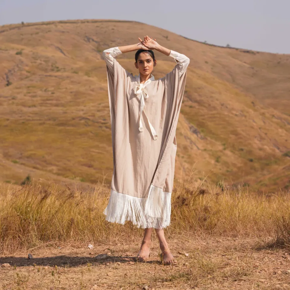 Our Dve Siya Kaftan abito con mantella marrone beige