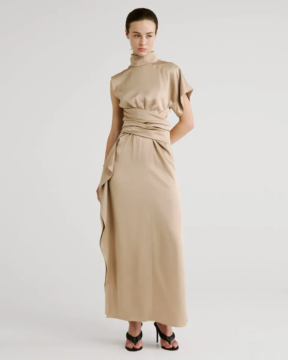 Violante Nessi Luminara abito beige collo alto fluido