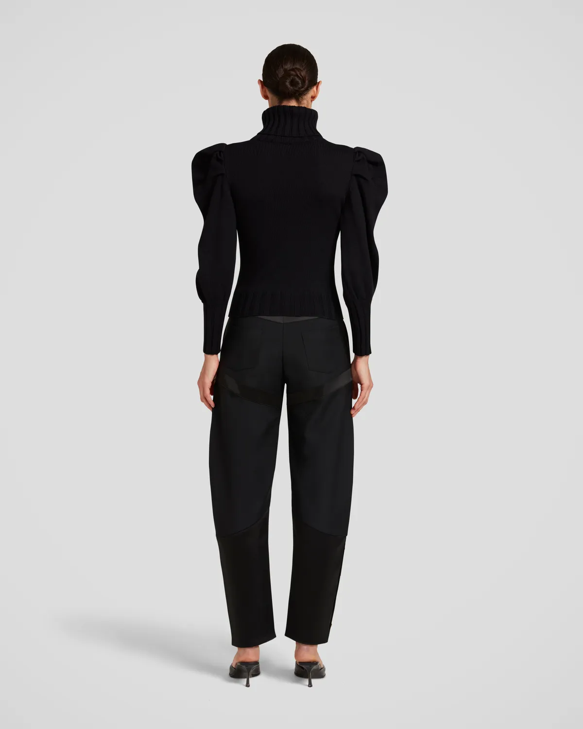 Violante Nessi Georgia maglione nero collo alto merino Zegna
