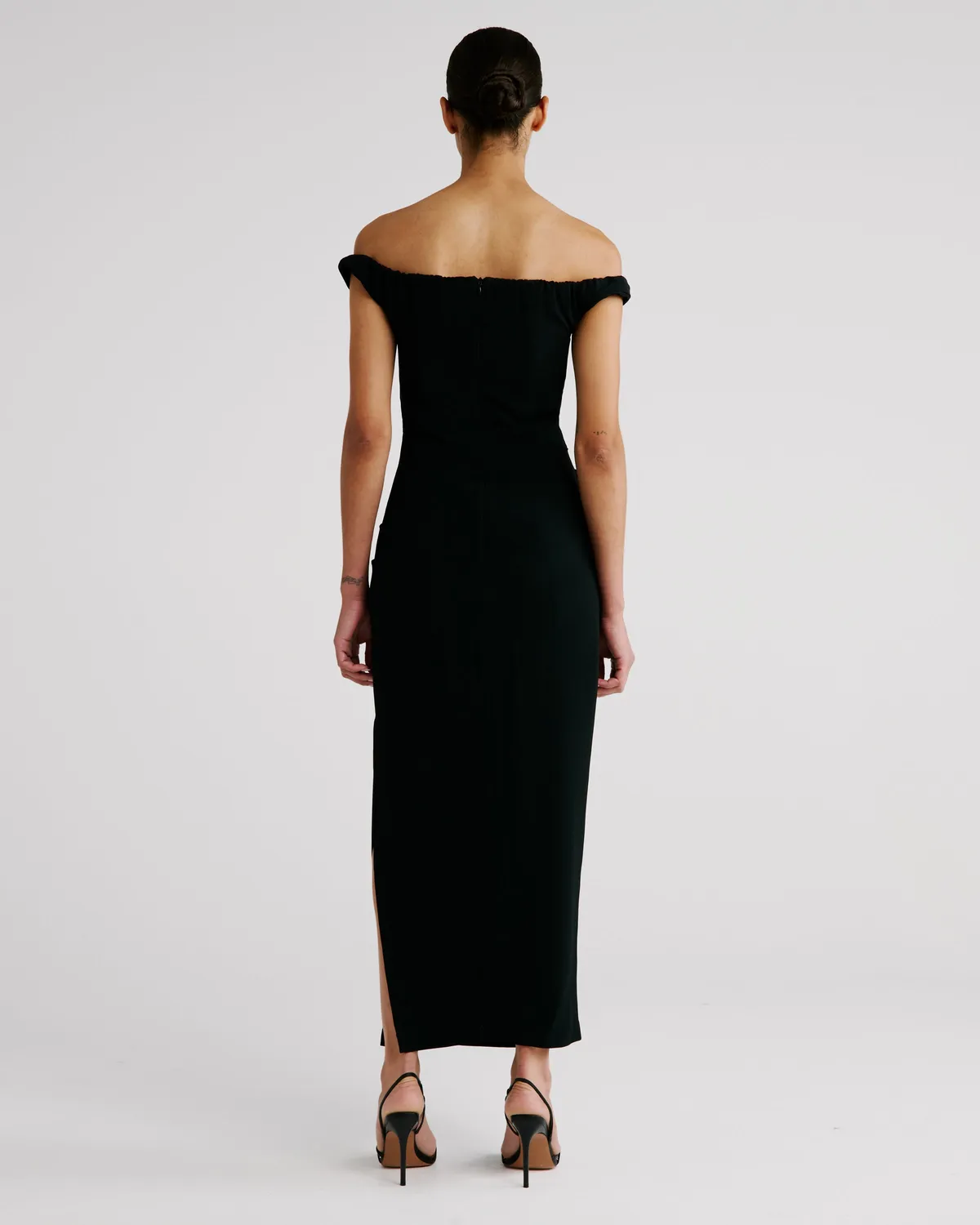 Violante Nessi Aurel abito nero Sable Cady off-shoulder
