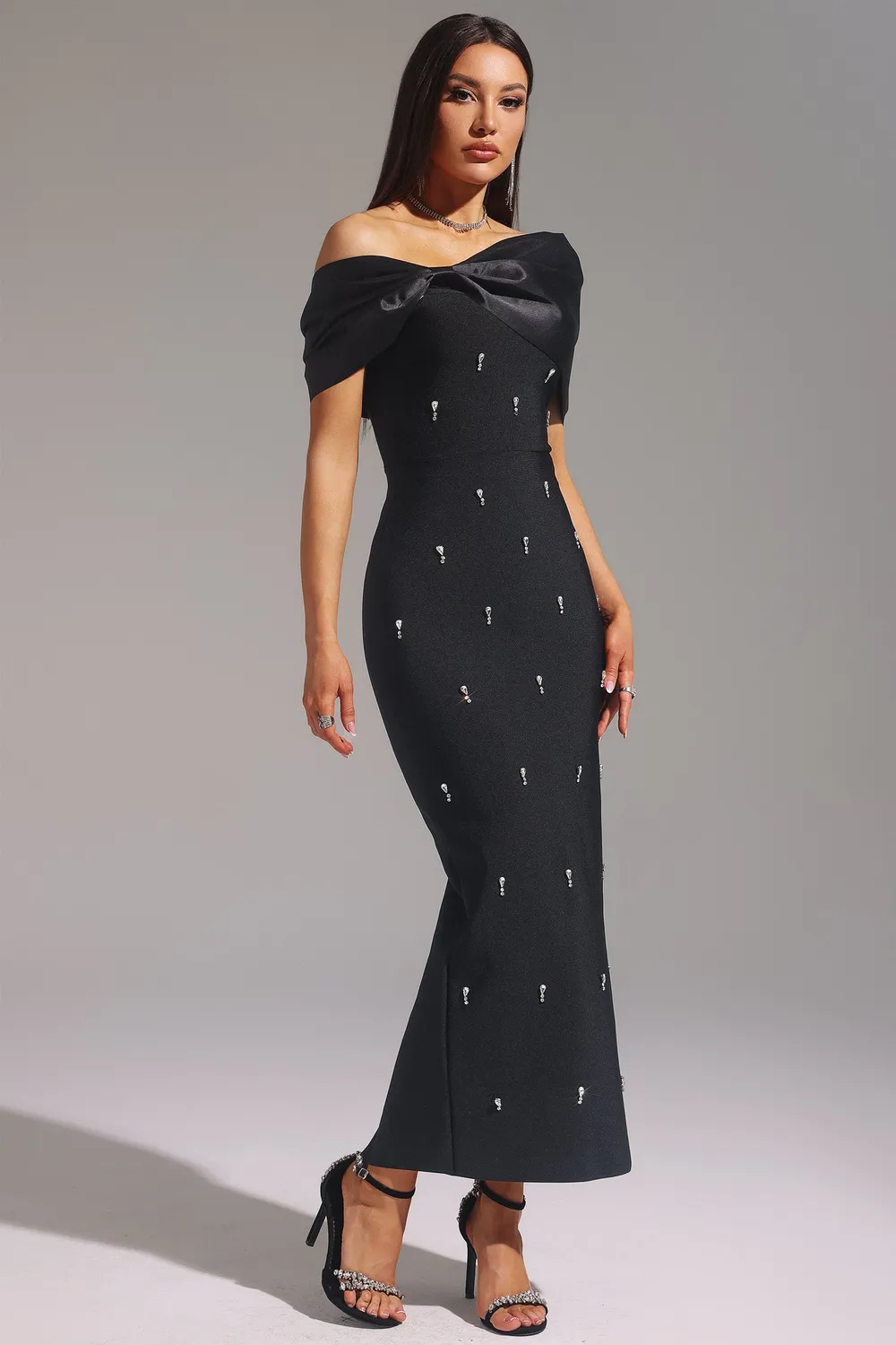 Bella Barnett Palez abito maxi nero monospalla bandage
