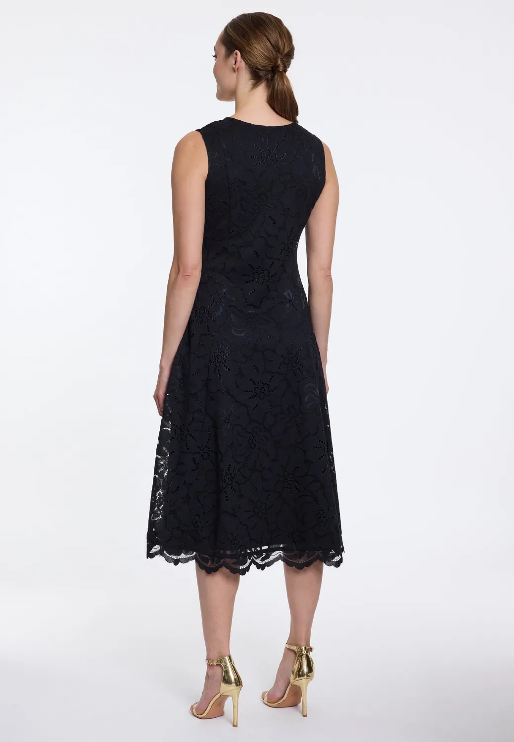Ana Alcazar Duvia abito in pizzo nero midi