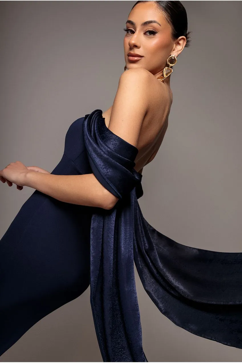 Goddiva Wing Cape abito maxi blu navy satin spalle scoperte