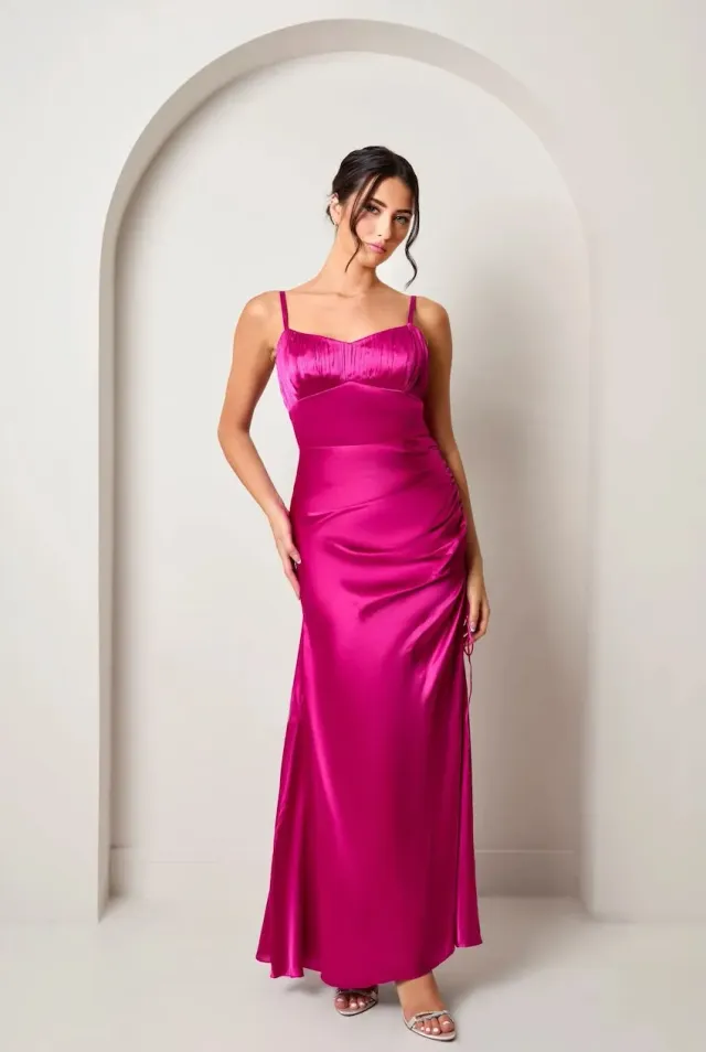 Chi Chi London Ruched Bodice abito maxi raso rosa corpino drappeggiato