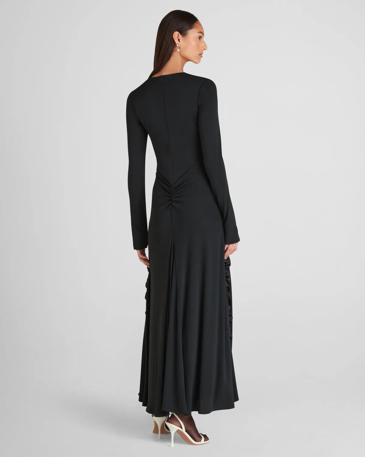 Violante Nessi Mengoni abito maxi nero maniche lunghe