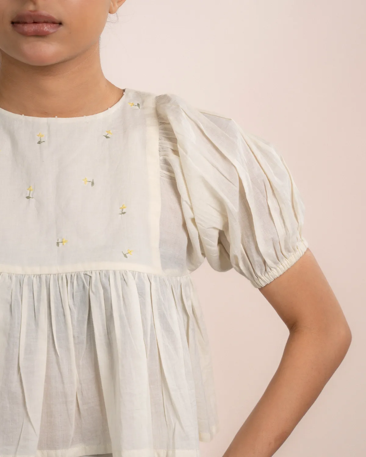 Our Dve Lily Top beige in cotone scollo rotondo