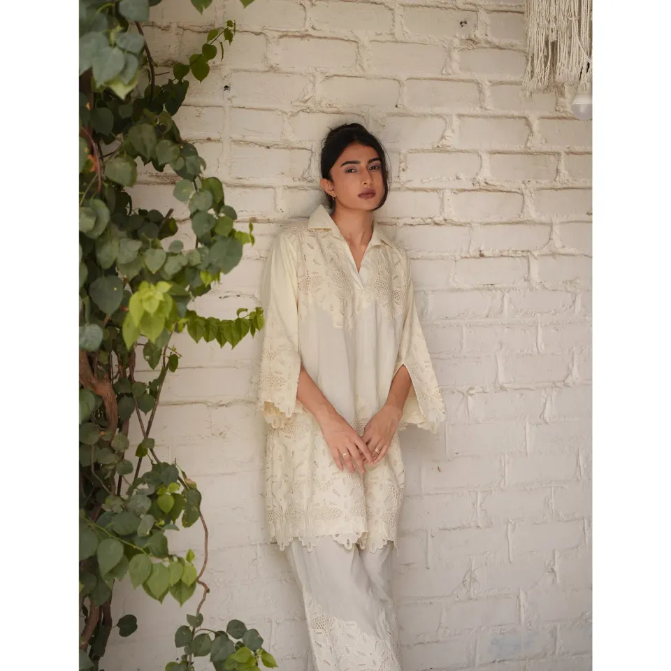 Our Dve Capsule 18 top beige cotone pizzo
