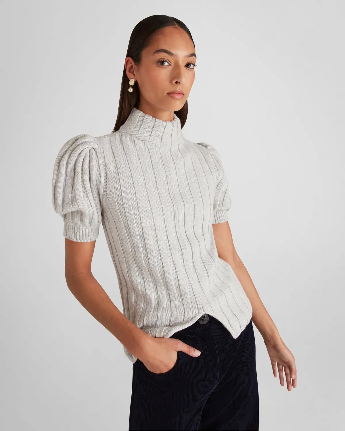 Violante Nessi Riley maglione grigio maniche corte