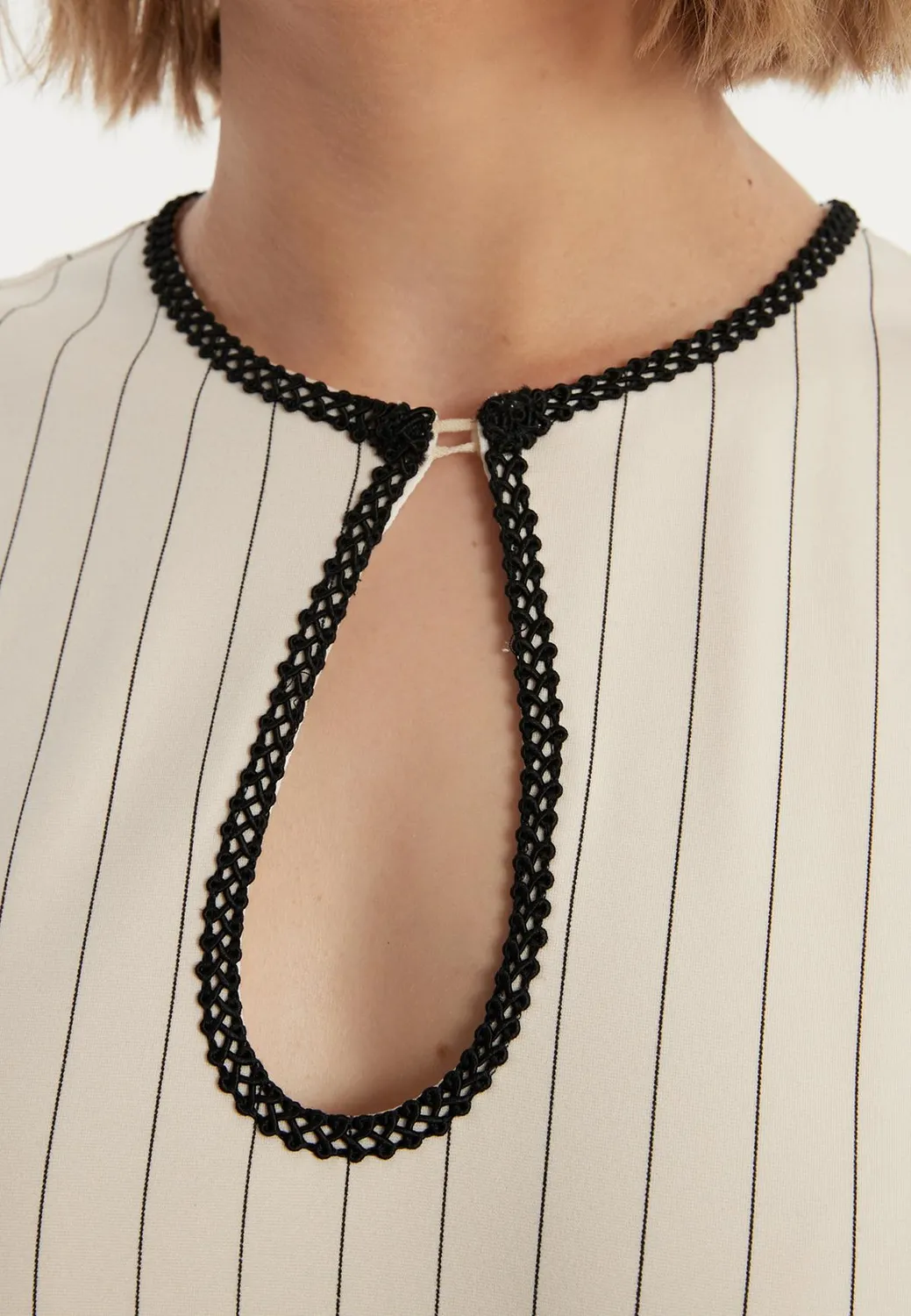 Ana Alcazar Zassy abito linea A gessato ecru