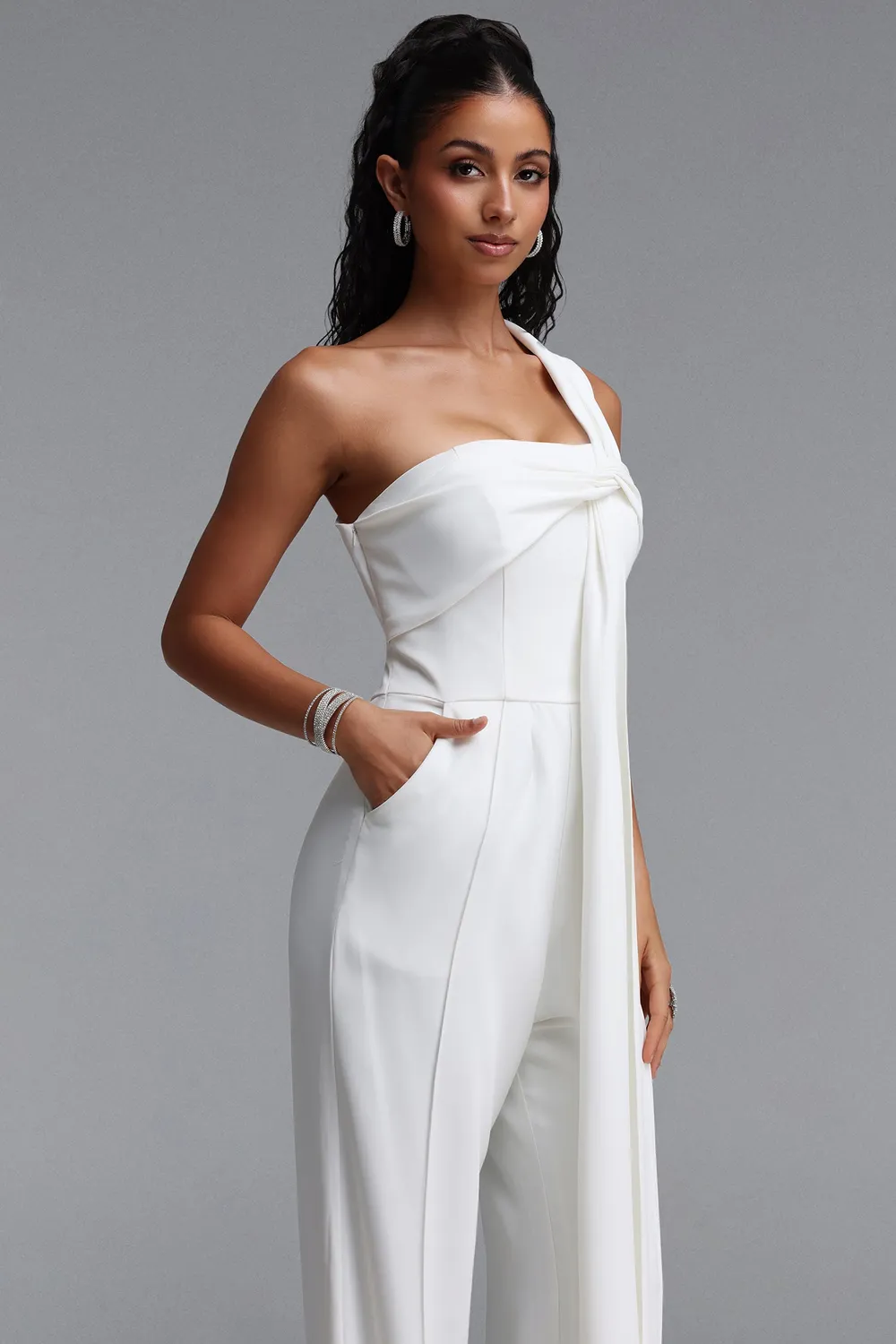 Bella Barnett Lexy tuta bianca monospalla plissettata XS-XL
