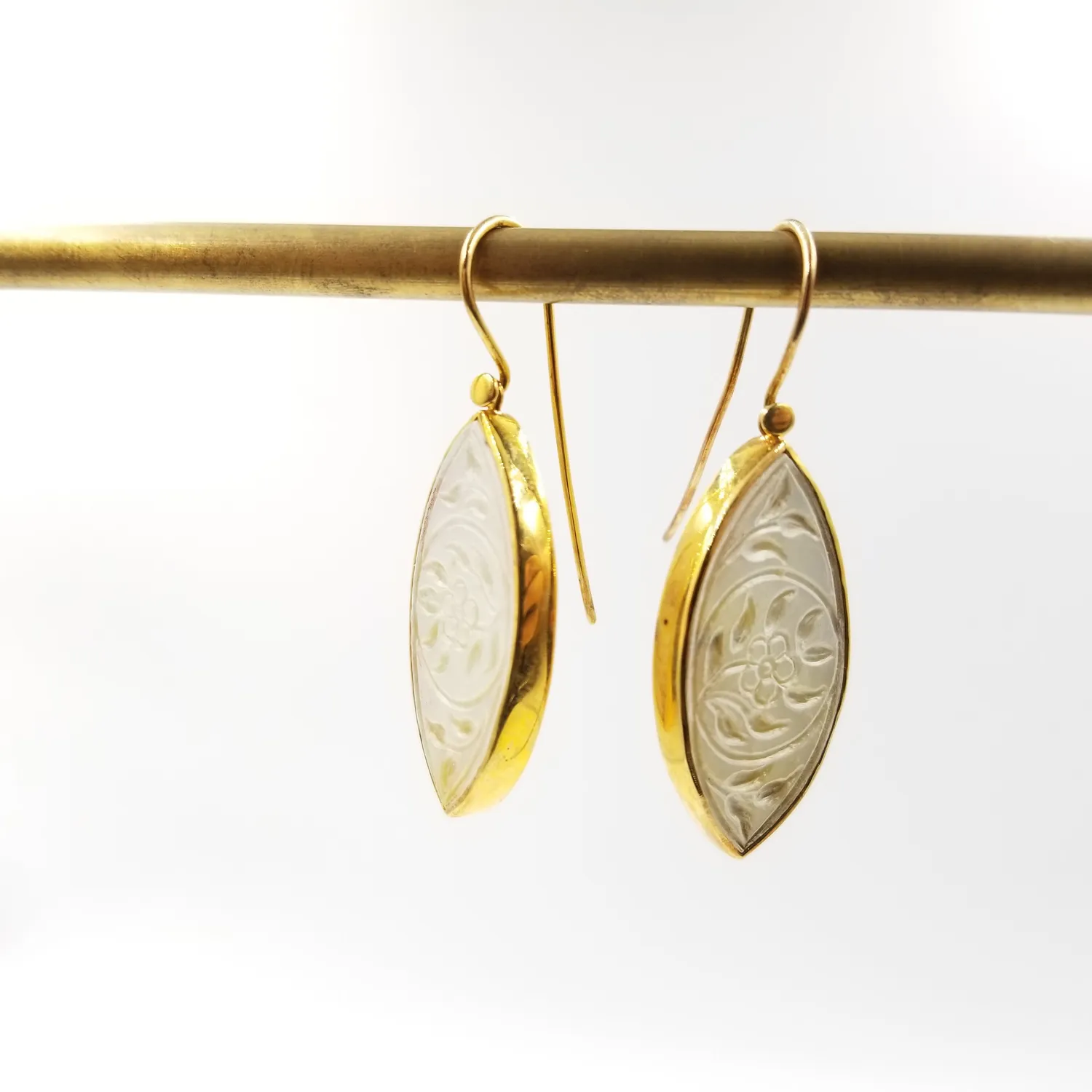 Our Dve Pearl Leaf orecchini perla placcati oro