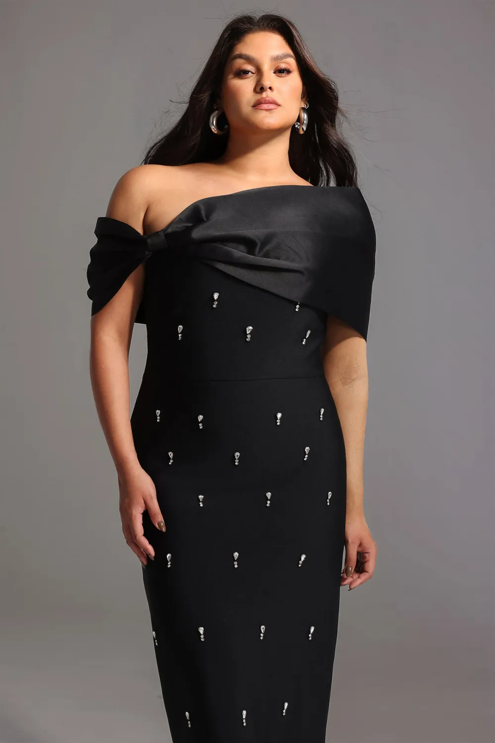 Bella Barnett Palez abito maxi nero monospalla