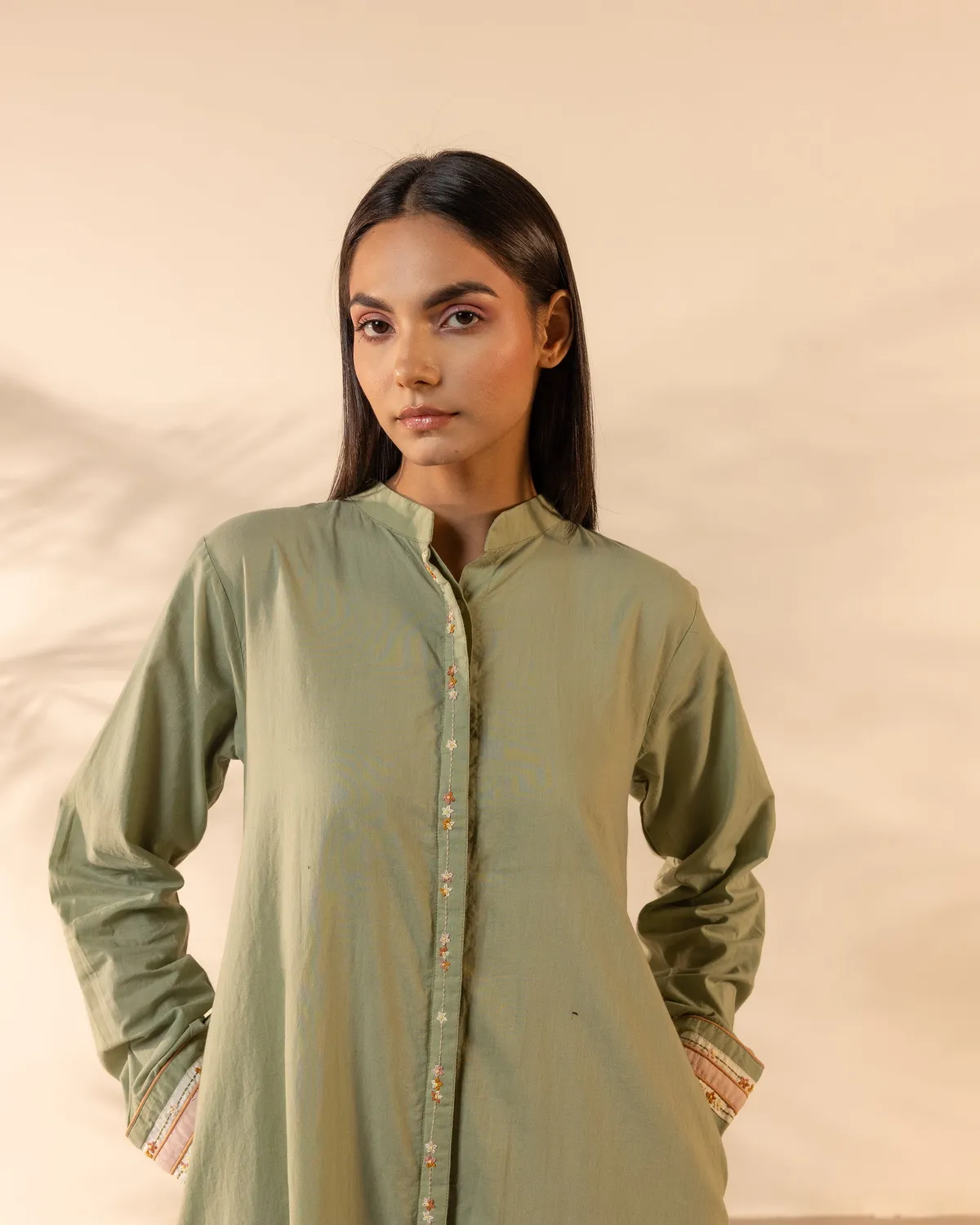 Our Dve Whimsy abito lungo verde chiaro ricamato