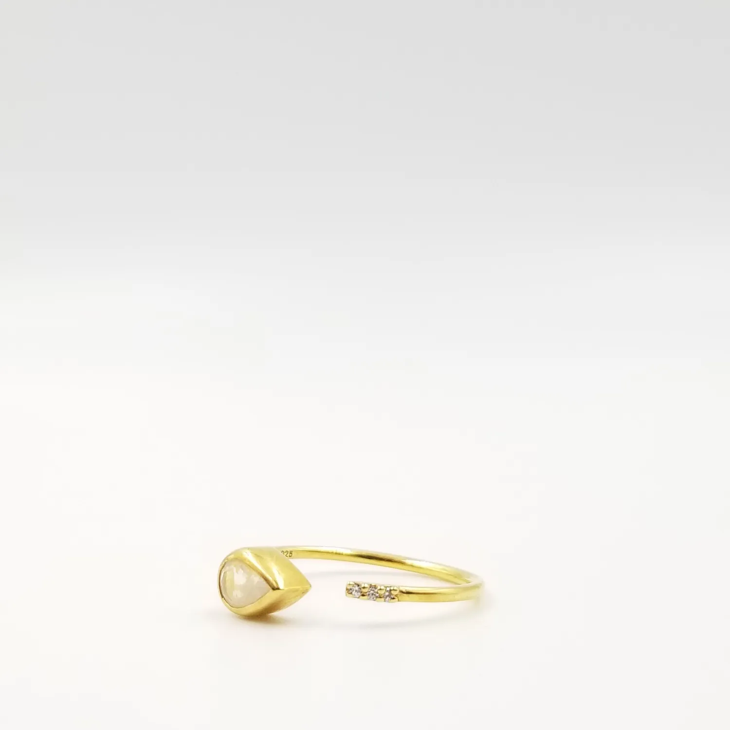 Our Dve Moonstone Drop Ring anello pietra di luna oro