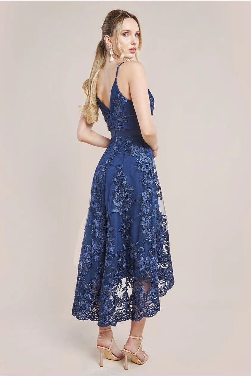 Goddiva Dipped Hem abito pizzo midi blu scollo a V