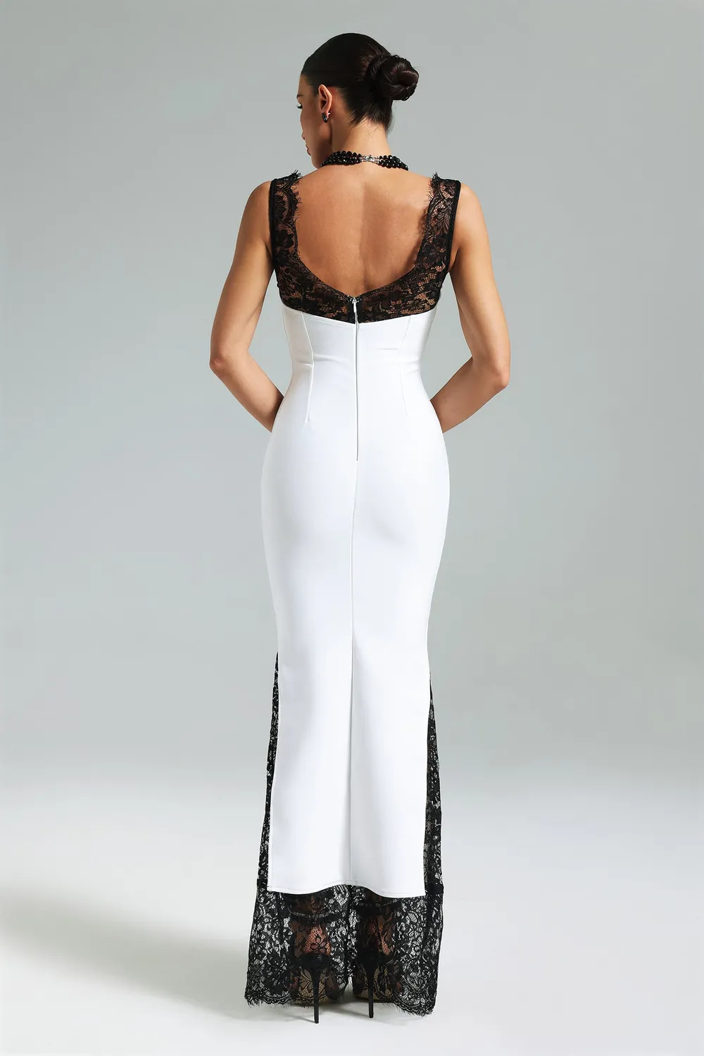 Bella Barnett Gunnhild Lace Deep V abito maxi bianco pizzo