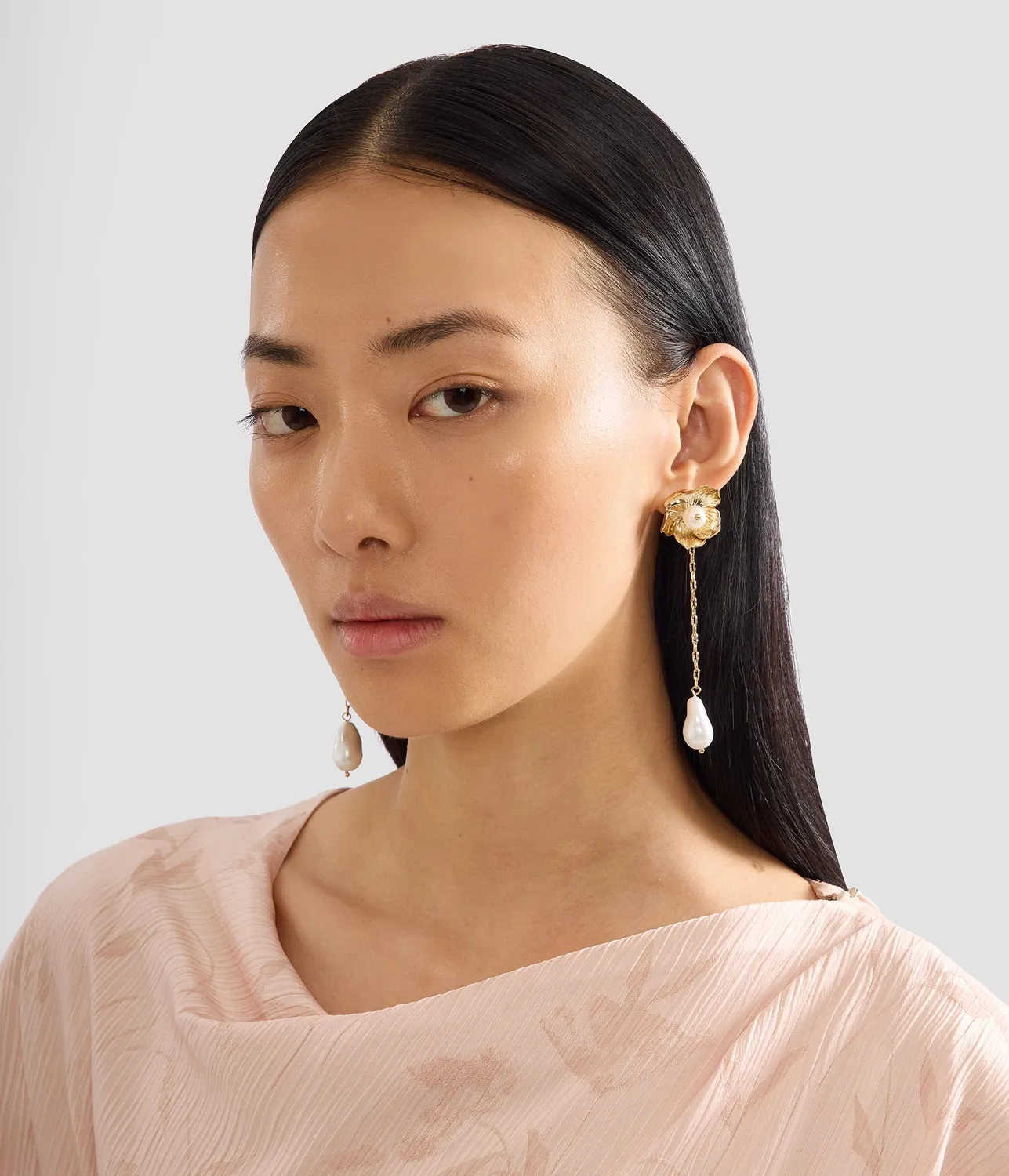 Erdem Floral Pearl orecchini lunghi oro chiaro perle