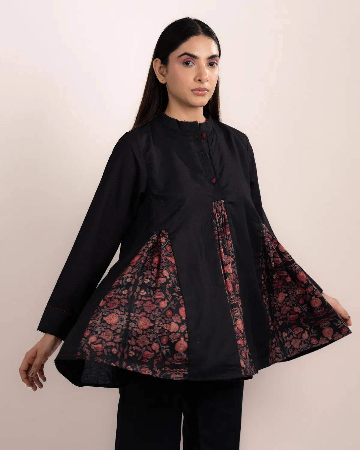 Our Dve Romi top nero modal bottoni 29"
