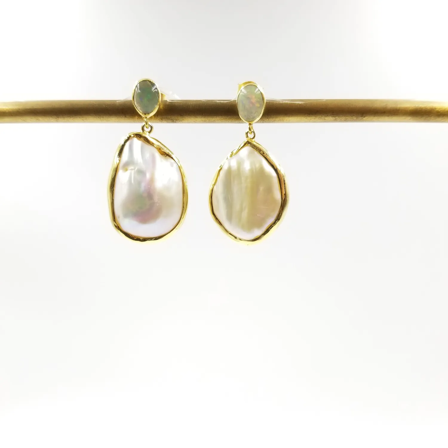 Our Dve Pearl Drop orecchini perla argento dorato