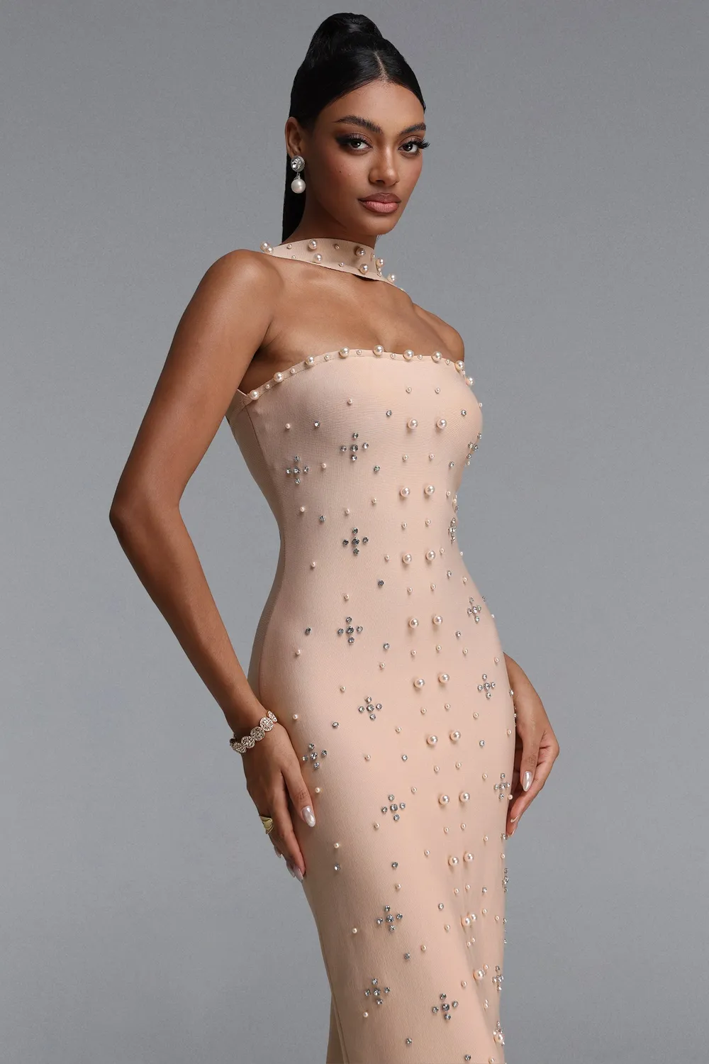 Bella Barnett Nesya abito nude maxi perle