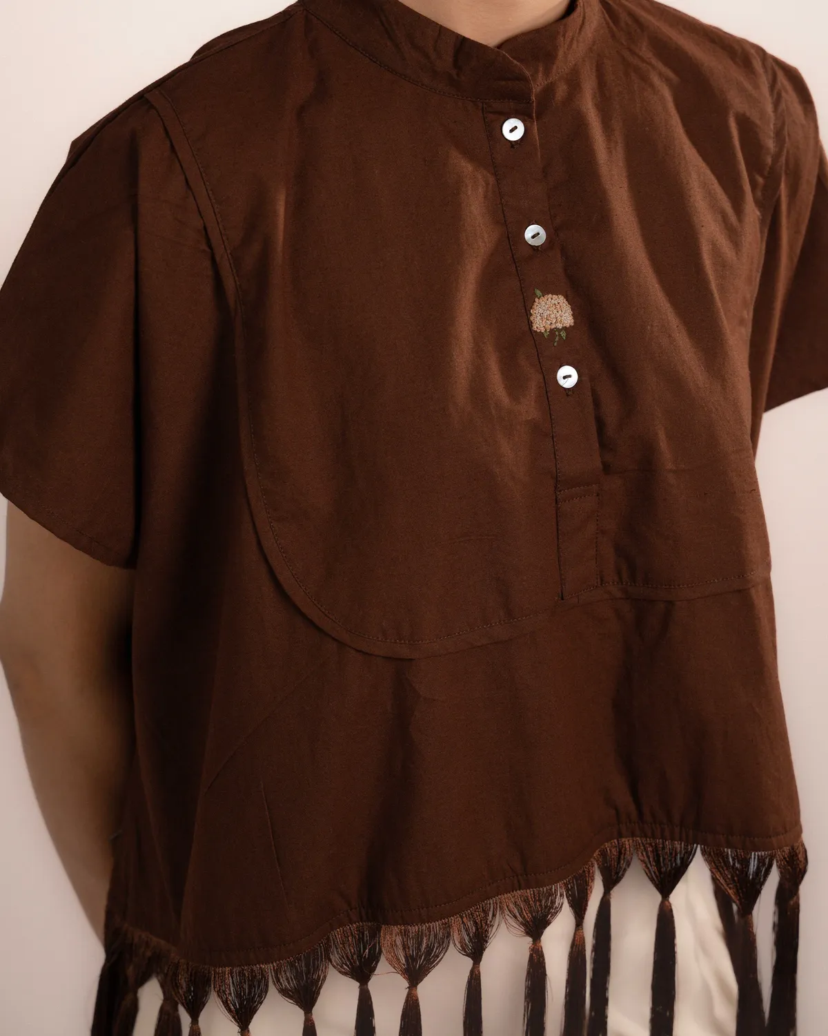Our Dve Tofu Top top marrone poplin con frange