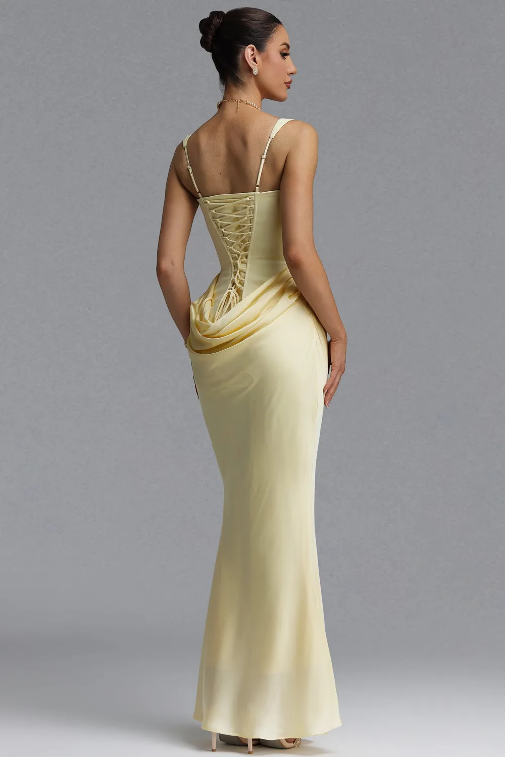 Bella Barnett Winey abito maxi giallo sirena satin