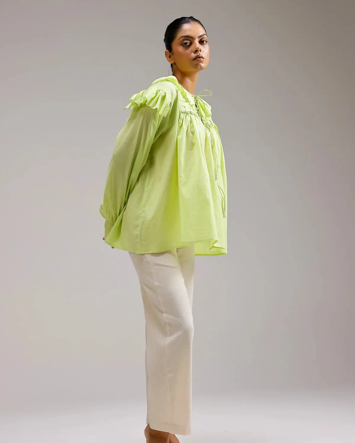 Our Dve Saanjh Ivy Top verde flora collo volant cotone