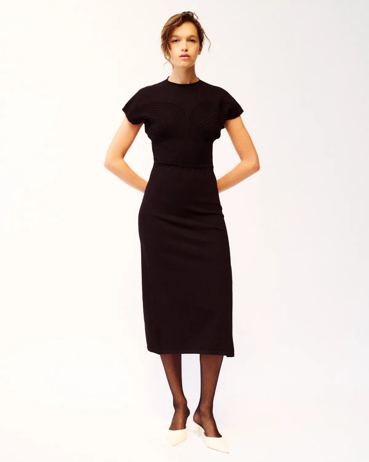 Violante Nessi Accardi abito midi nero scollo cuore maglia