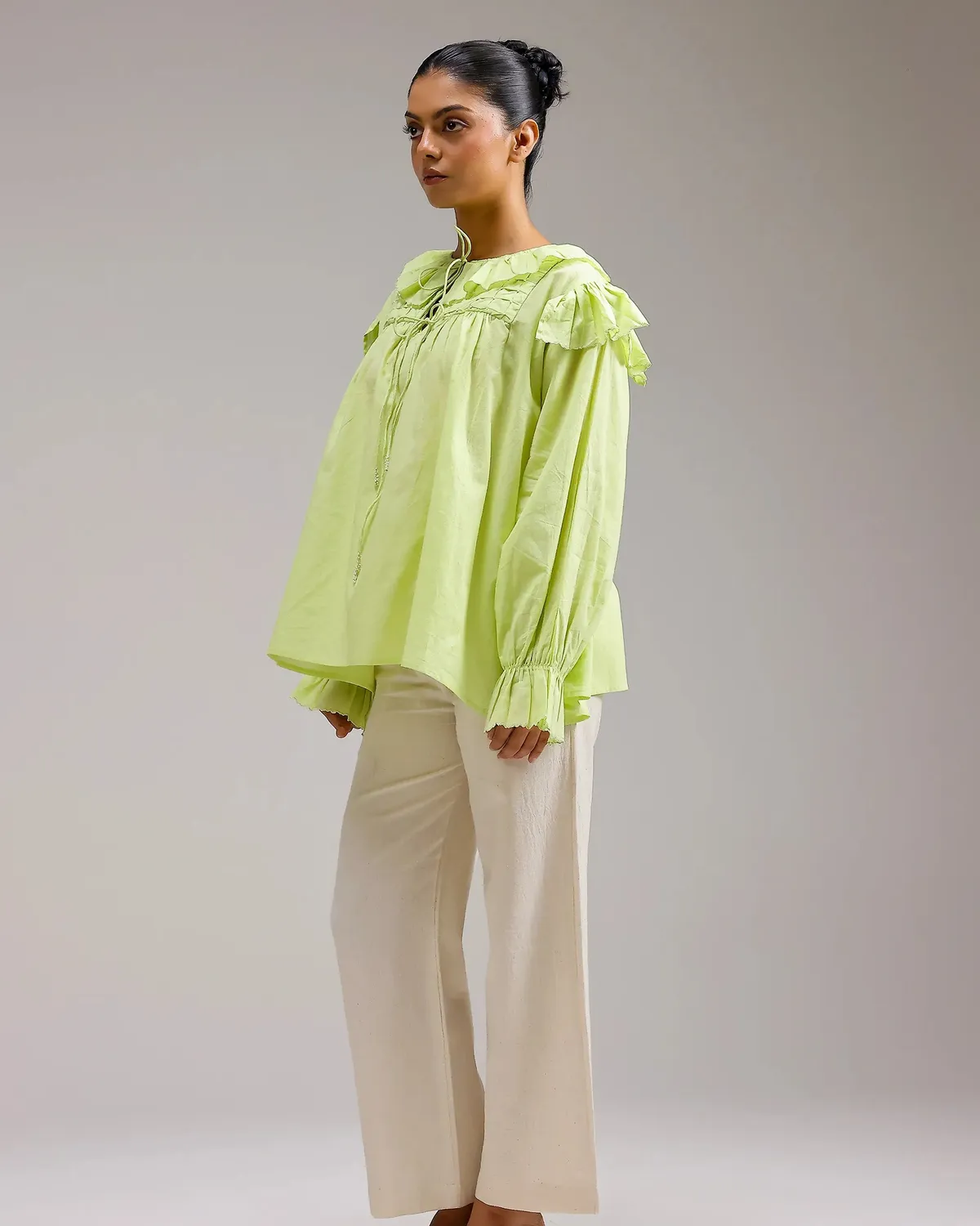 Our Dve Saanjh Ivy Top verde flora collo volant cotone