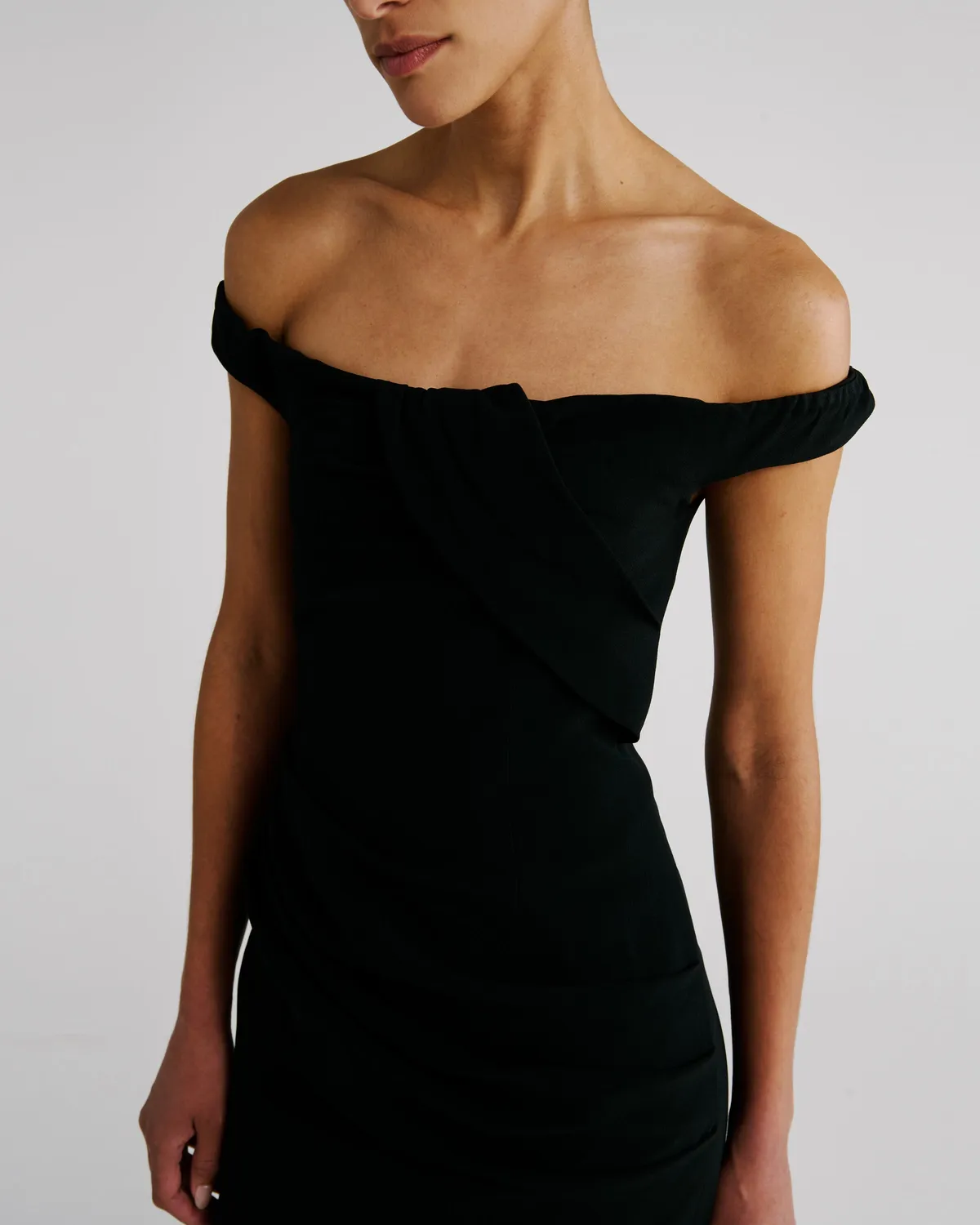 Violante Nessi Aurel abito nero Sable Cady off-shoulder