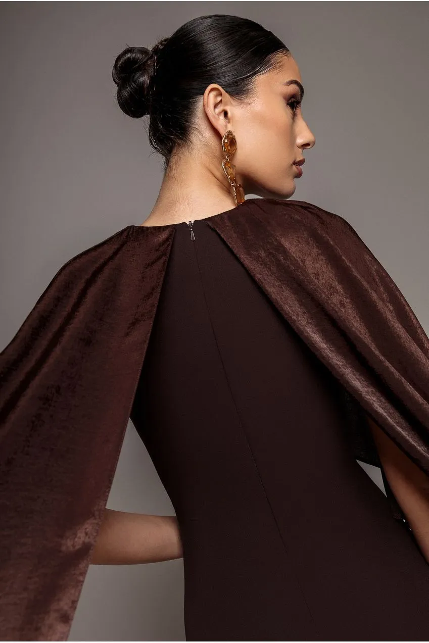 Goddiva Scoop Neck Soft Satin Cape Sleeve Maxi abito marrone raso