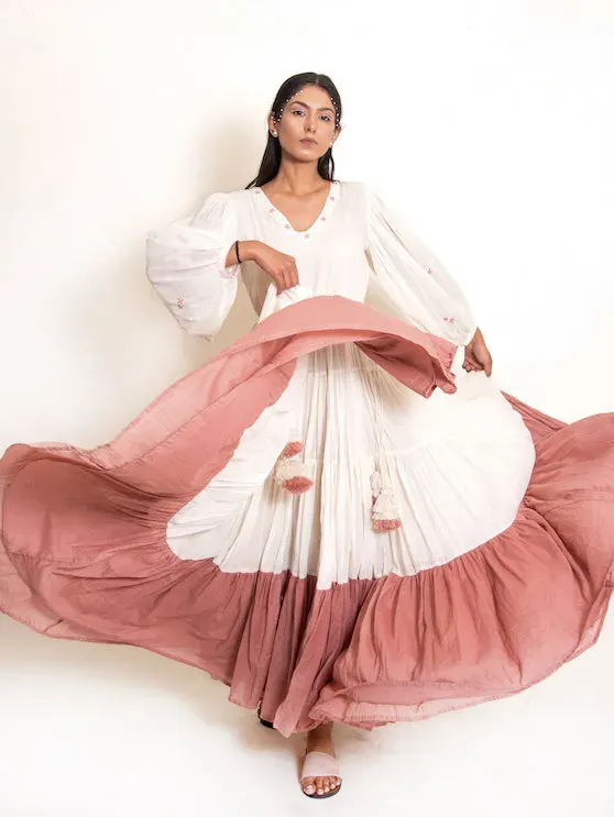 Our Dve Stark abito maxi beige cotone scollo V balze