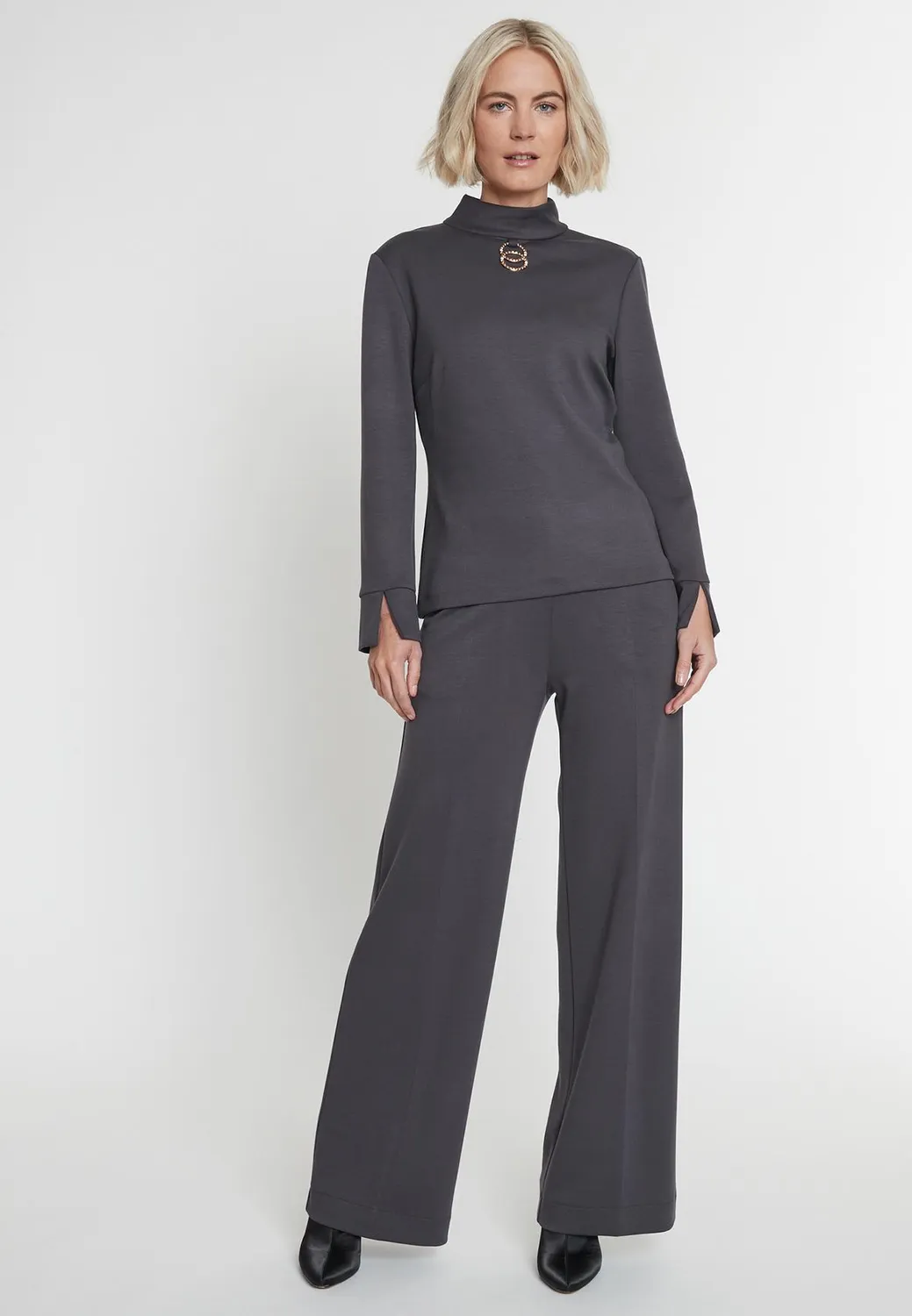 Ana Alcazar Meoly maglia grigia dolcevita occhielli