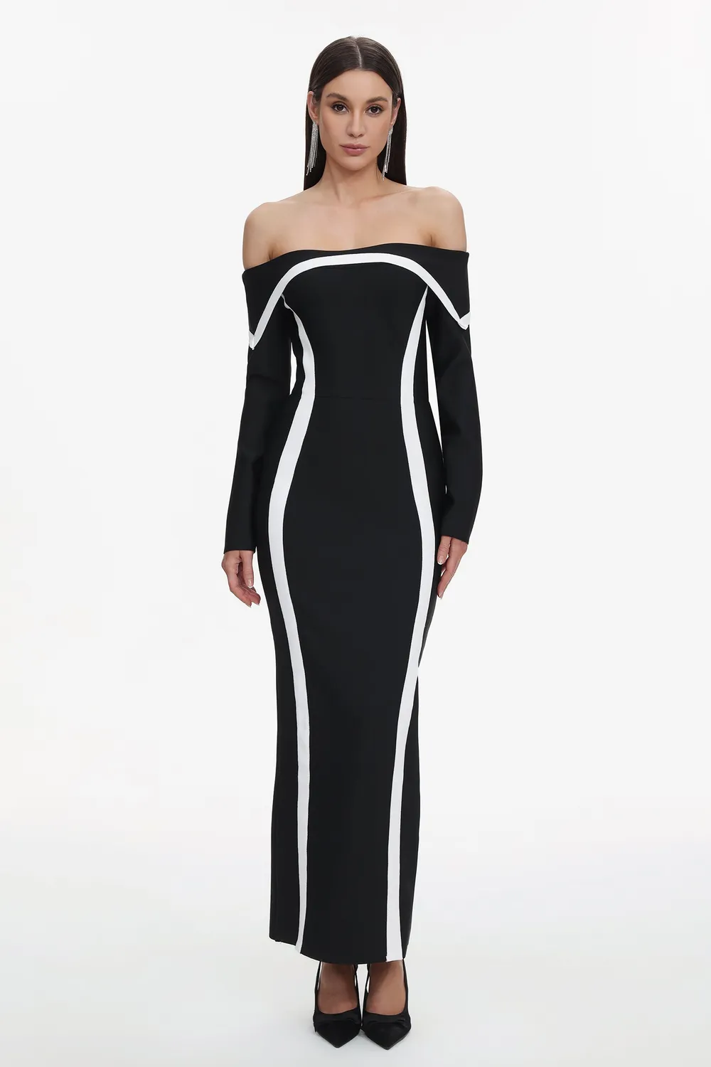 Bella Barnett Hilda abito maxi nero spalle scoperte maniche lunghe