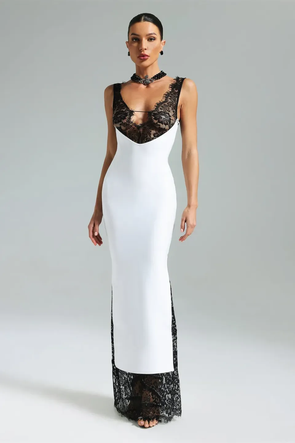 Bella Barnett Gunnhild Lace Deep V abito maxi bianco pizzo