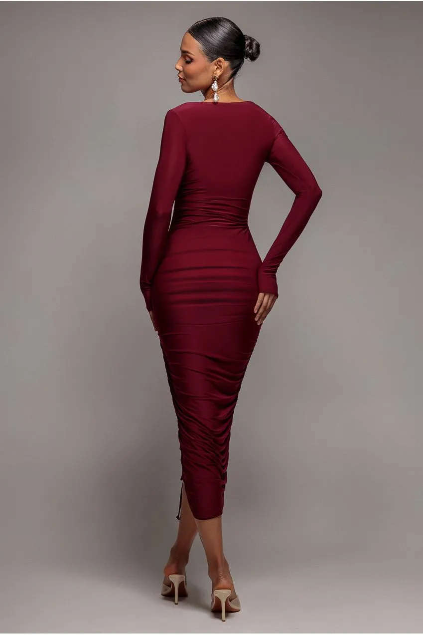 Goddiva Asymmetrical Neck Ruched abito midi vino manica lunga