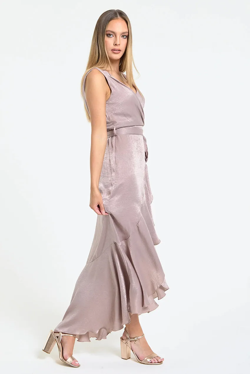 Liquorish Satin Wrap abito maxi rosa cipria con volant