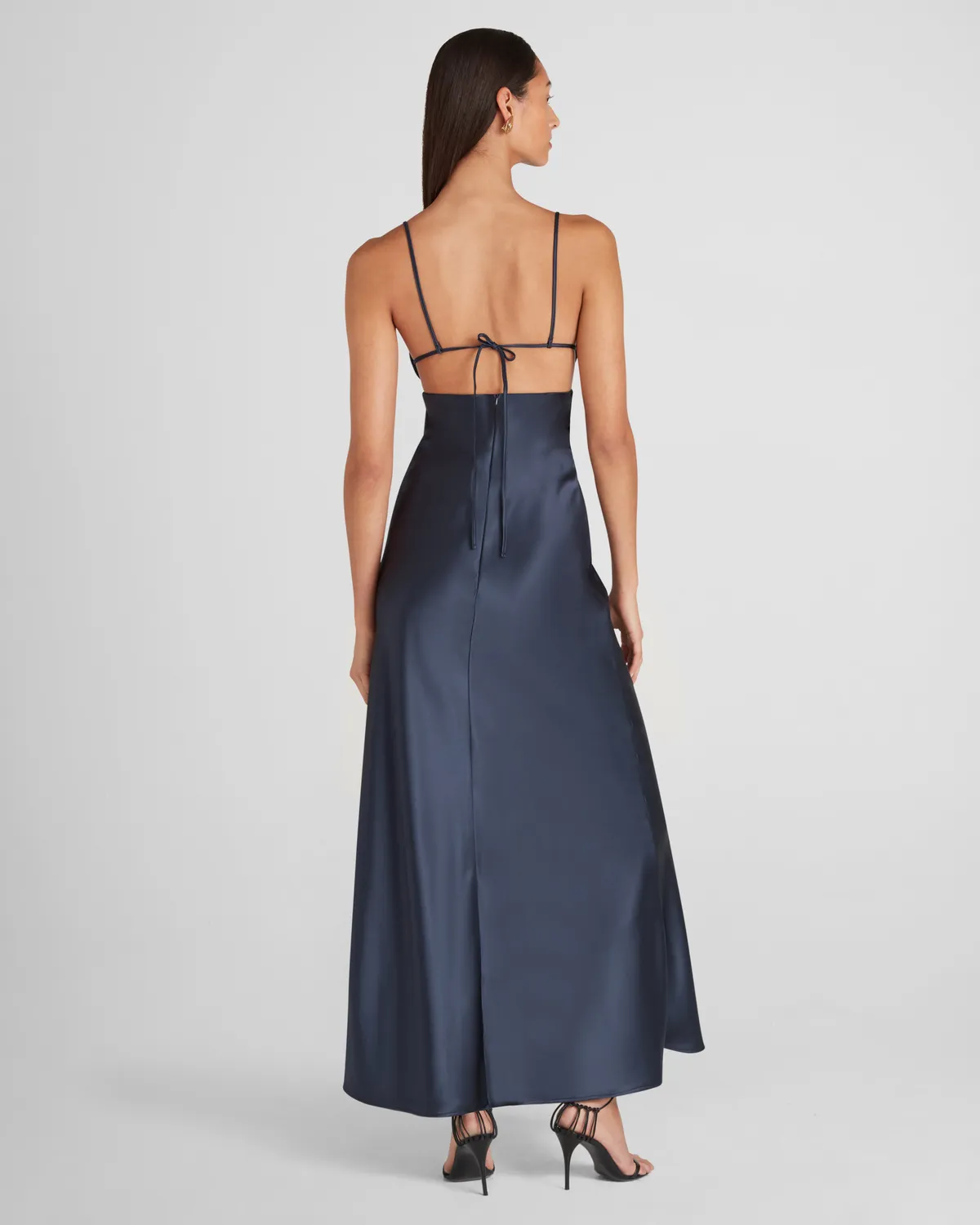 Violante Nessi Rodari abito blu satin schiena scoperta