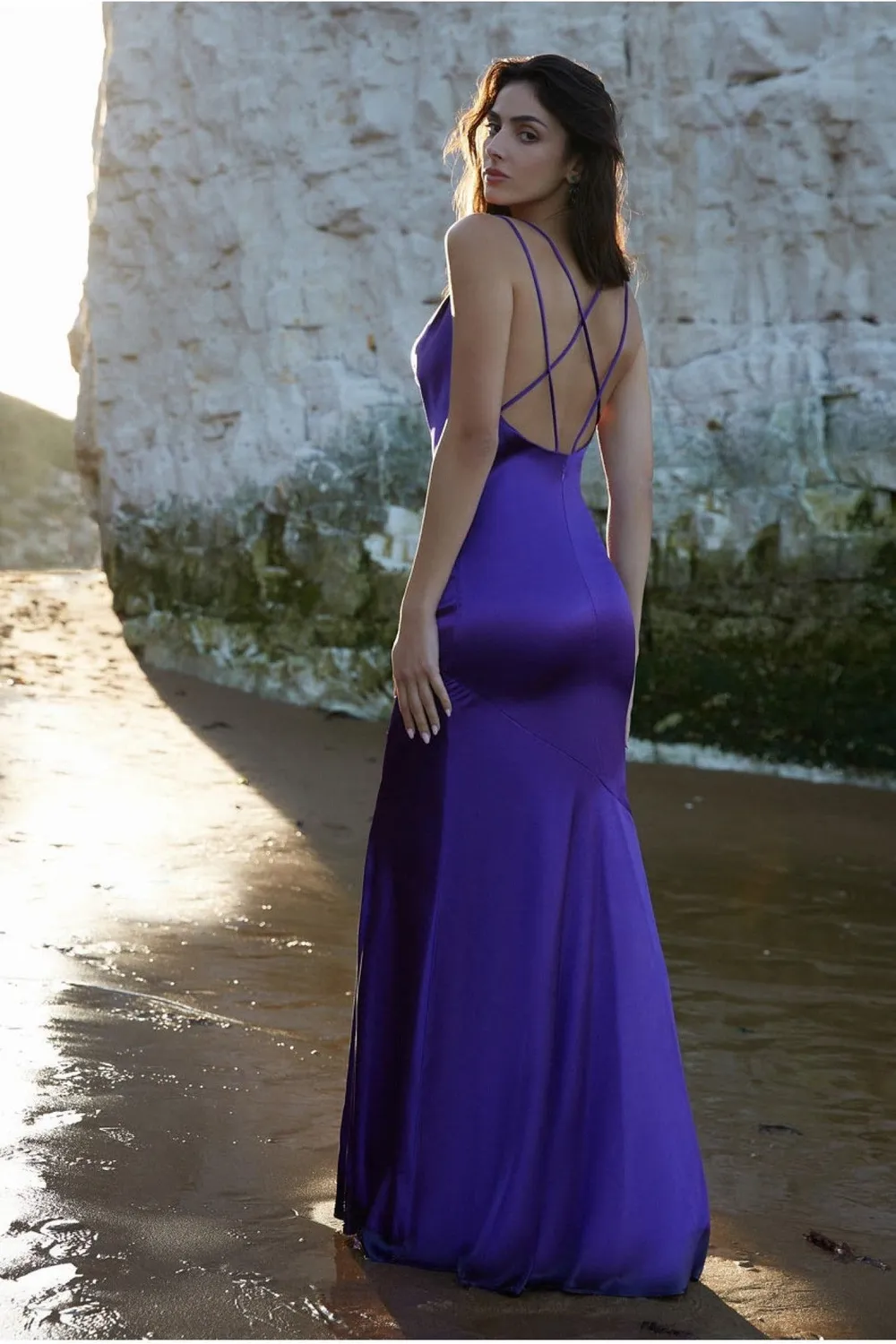 Goddiva Satin abito maxi raso viola scollo sciallato