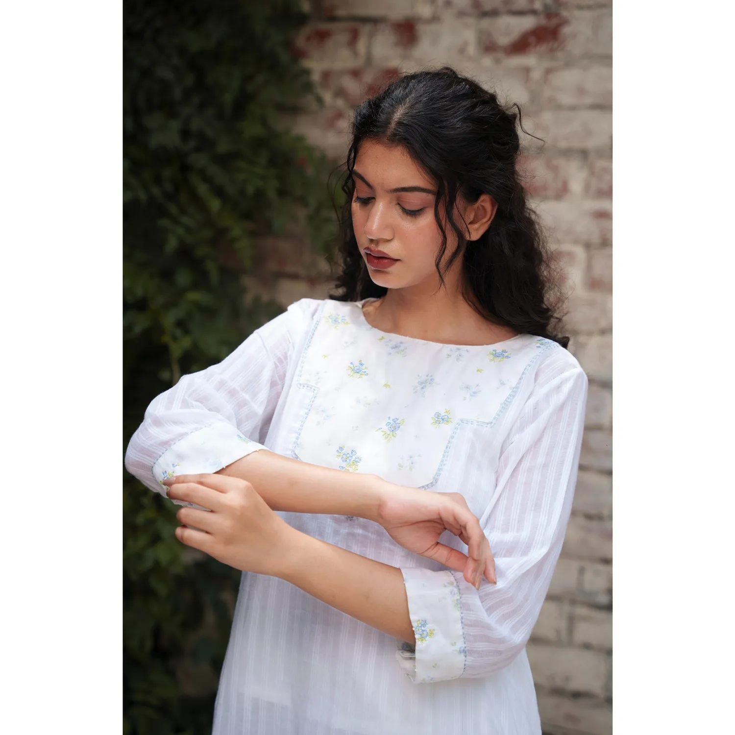 Our Dve Capsule 7 top donna bianco cotone ricamato