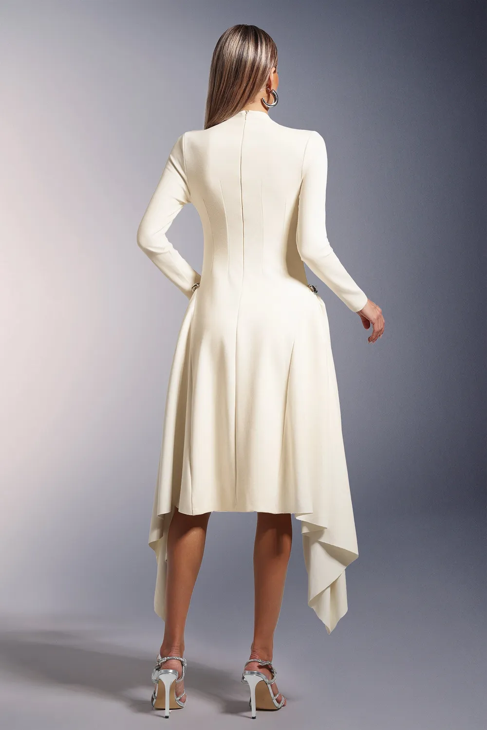 Bella Barnett Sylvia abito midi bianco maniche lunghe