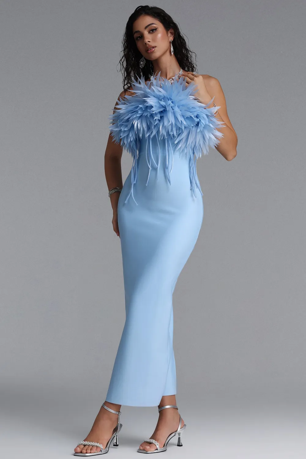 Bella Barnett Wenie abito maxi blu piume monospalla